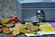 长期趋势分析与贵金属投资策略如何结合？这种结合如何优化贵金属投资回报？