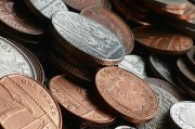 如何追踪黄金价格的年度变化？这些变化如何影响投资策略？